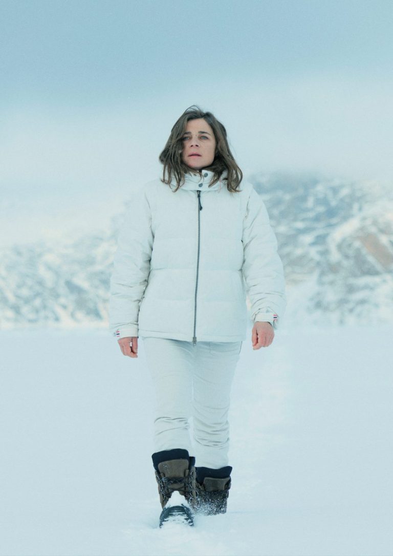 LINCROYABLE-FEMME-DES-NEIGES-CARTON-INVIT-PROJ-PRESSE-FOND-2-1086x1536